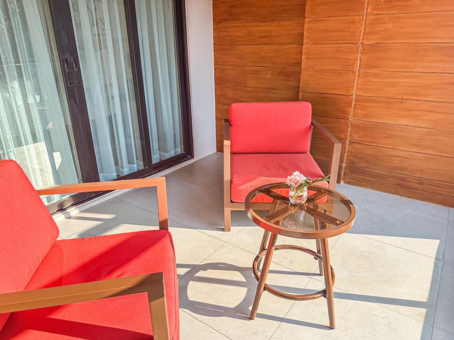March & Riverside Hotel 4*