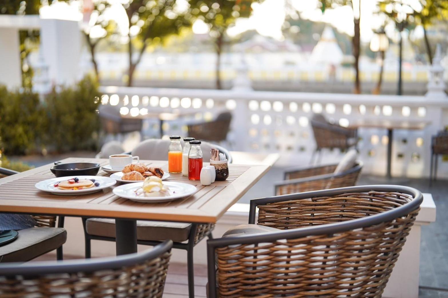March & Riverside Hotel 4*