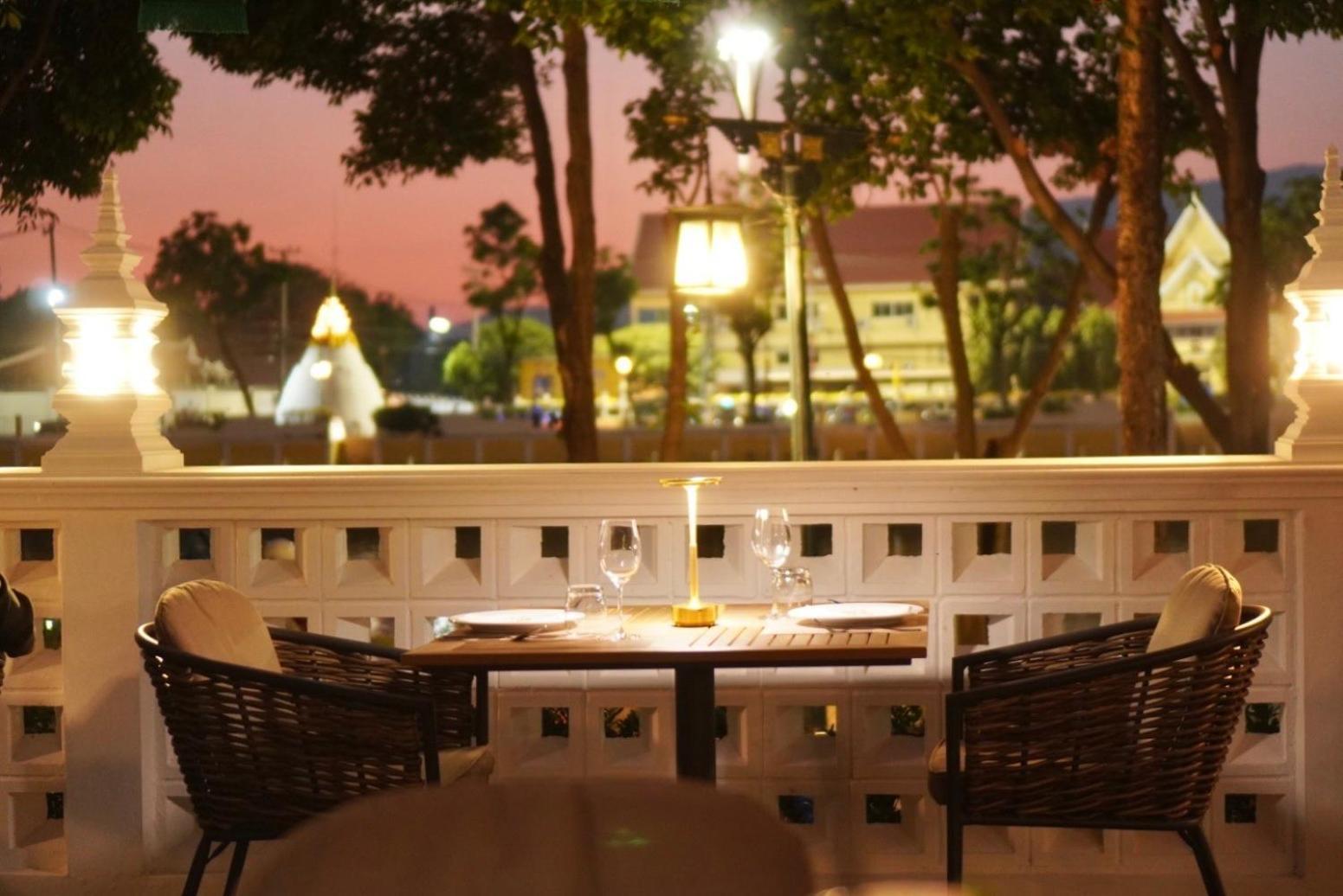 March & Riverside Hotel 4*